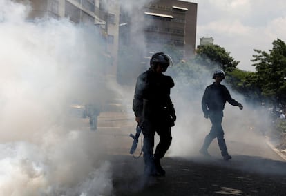 Amnistía Internacional pidió al gobierno "detener" la "persecución" y "detenciones arbitrarias" contra opositores, y Reporteros Sin Fronteras declaró su preocupación ante "un control fuerte" de la prensa. En la imagen, dos policías antidisturbios dispersan la marcha opositora en Caracas.