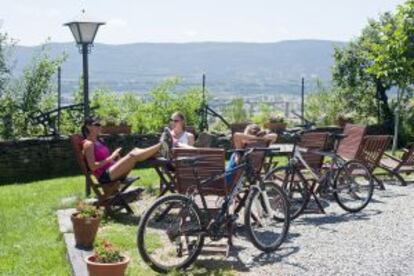 Cicloturistas descansando en una terraza.