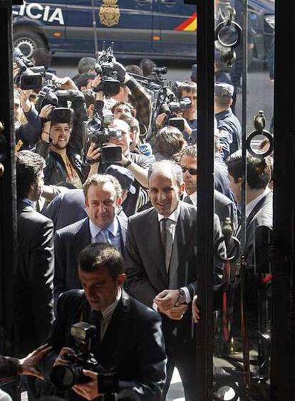 Camps, rodeado de cámaras, a su llegada al Foro Abc.