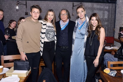 From left to right: Anwar Hadid, Marielle Hadid, Mohamed Hadid, Alana Hadid and Shiva Safai, on December 16, 2015 at an Los Angeles event (California).