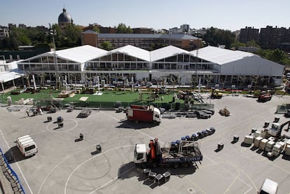 El campo de fútbol del Colegio San Agustín de Chamartín ayer, en proceso de convertirse en zona VIP.