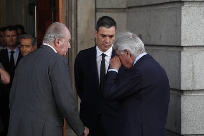 El rey emérito Don Juan Carlos junto al presidente del Gobierno, Pedro Sánchez, y el expresidente Felipe González.
