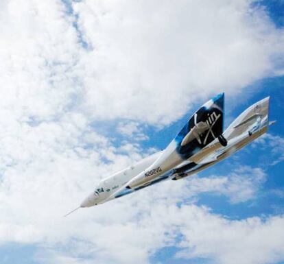 <p>Y, tal y como asegura Vicente Padilla, la empresa norteamericana Virgin Galactic, se encuentra muy cerca de hacer realidad los vuelos suborbitales, aunque, según explica, "destinados al turismo espacial, es decir, para experimentar gravedad cero, ver el espacio y volver". "En mi opinión, el transporte de pasajeros en estos aviones será una realidad, pero habrá que esperar hasta la segunda mitad del siglo XXI", afirma. El último modelo de Virgin Galactic, el <a href="http://www.virgingalactic.com/update-from-mojave-vss-unity-flies-with-propulsion-systems-installed-and-live/"><em>VSS Unity</em></a>, está diseñado para ser transportado por otro vehículo (denominado White Knight Two) hasta 14 kilómetros de altura. Al llegar a ese punto, se separan y pone sus cohetes a la máxima potencia para llegar a 100 kilómetros de altura. Su predecesor, el <em>VSS Enterprise</em>, se estrelló durante un vuelo de prueba en 2014 y uno de los pilotos falleció. Por ello, el proceso ha ido más lento de lo esperado. <a href="https://elpais.com/tecnologia/2017/05/03/actualidad/1493824766_983517.html">A finales de este año esperan realizar ensayos y, para 2018 o 2019, empezar con los trayectos comerciales</a>. Menos de dos años para mirar por la ventanilla del avión y divisar la curvatura de la Tierra.</p>