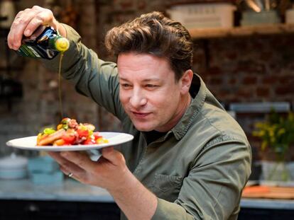 El chef británico Jamie Oliver, en una cocina de Hamburgo (Alemania), durante la presentación de uno de sus libros, el 6 de diciembre de 2017.