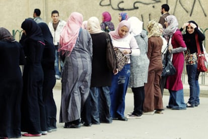 Un grupo de mujeres se manifiesta ayer en El Cairo contra el régimen.