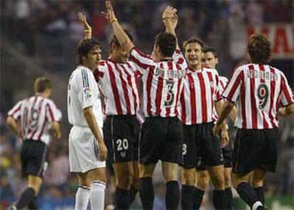 Raúl, abatido, contempla a los jugadores vascos celebrando el primer gol, de Urzaíz.
