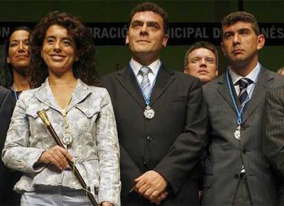 Guadalupe Bragado. el día de su toma de posesión con Rafael Gómez (PSOE) y Raúl Calle (IU).