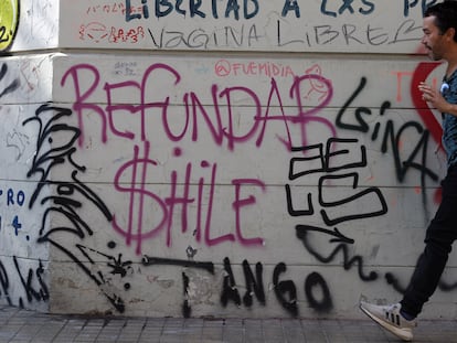 Un hombre camina frente a un mural pidiendo "Refundar Chile", el 27 de abril de 2023, en Santiago.