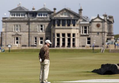 El estadounidense Tom Watson, ganador de cinco Open, frente a la sede del Old Course. Dos homenajes al golf en una sola imagen.