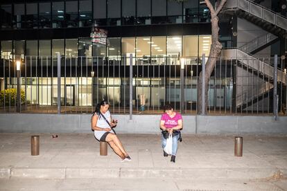 Carolina Fernández y Luz Abre esperan el autobús a las seis y media de la mañana después de trabajar.
