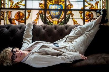 Anabel Alonso, repantingada en el sofá del ambigú del teatro Reina Victoria de Madrid, donde representará 'La Celestina'..
