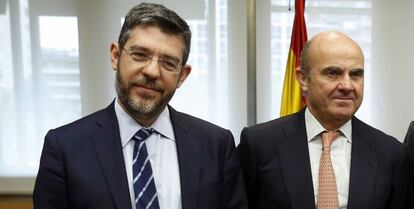 El secretario de Estado de Energía, Alberto Nadal, y el ministro de Industria en funciones, Luis de Guindos. efe