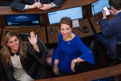 En adelante, la comisión experta se sumará al trabajo del Consejo Constitucional, pero solo con derecho a voz. Los 50 redactores, en tanto, si bien escribirán sus propias normas, también tendrán a la vista el borrador del anteproyecto, que tiene 14 capítulos y 215 artículos. En la imagen, las constituyentes Gloria Hutt y Ivone Mangelsdorff, este miércoles en el Congreso.