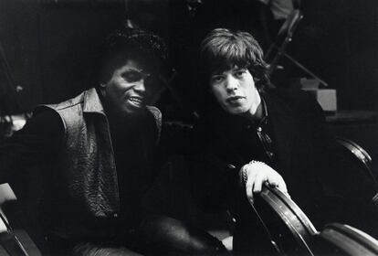 Mick Jagger y James Brown en el mítico concierto que daría lugar a la película T. A. M. I. ( Teem Age Music International) que recogía dos días de conciertos.