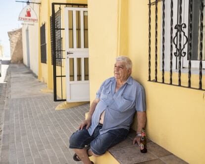 Tras años en Valencia, Ángel ha regresado a Balsa de Ves para vivir aquí su vejez. En la imagen, sentado frente a la puerta de uno de los dos bares municipales, llamado El Ventorro.