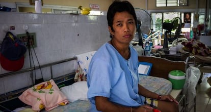 Pan, de 19 años, es uno de los enfermos de sida del templo de Phra Bat Nam Pu, en Tailandia.