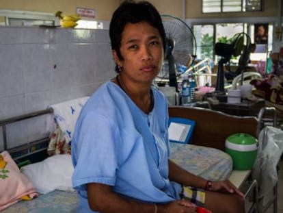 Pan, de 19 años, es uno de los enfermos de sida del templo de Phra Bat Nam Pu, en Tailandia.