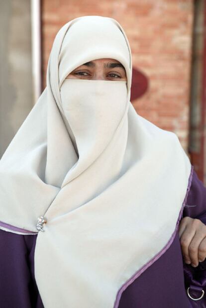 Una mujer vestida con <i>niqab.</i>