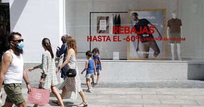 Carteles de rebajas en una tienda de H&M en la Gran Vía de Madrid.