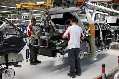 Trabajadores en la planta de Seat en Martorell, Barcelona.