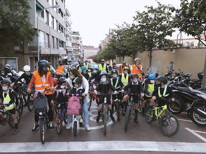 La escuela Reial Monestir de Santa Isabel, en el barrio de Sarrià, ha estrenado el proyecto del 'bicibús' en Barcelona.