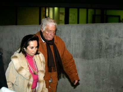 El ex consejero de la Generalitat, Macià Alavedra, saliendo de la cárcel junto a su mujer Doris Malfeito