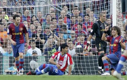 El futbolista del Atlético Madrid Agüero, sentado en el césped, durante una jugada del partido de liga entre el F. C. Barcelona y el Atlético de Madrid de la temporada 2006/2007.