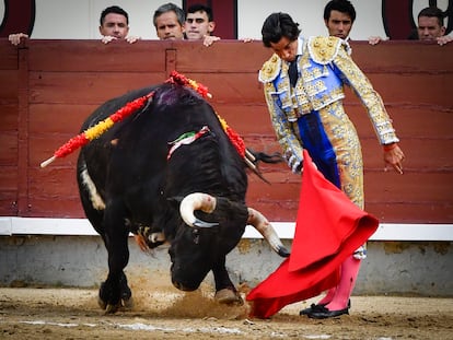 Curro Díaz, en un trincherazo al cuarto toro de la tarde.