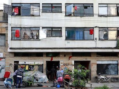 Los ‘trapos rojos del hambre’ que se usan como protesta en Colombia, fotografiados en Bogotá en abril de 2020.