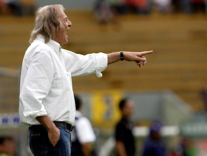 Menotti, en una foto de archivo como entrenador de su último equipo, el mexicano Tecos.