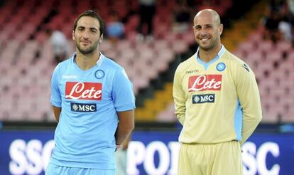 Reina (d), junto a Higuaín, en su presentación en San Paolo, Nápoles.