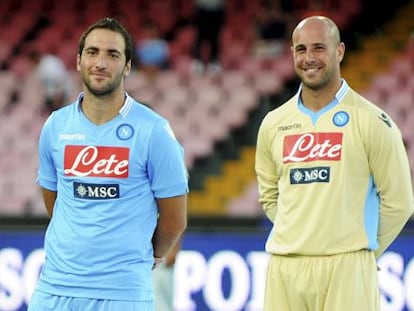 Reina (d), junto a Higuaín, en su presentación en San Paolo, Nápoles.