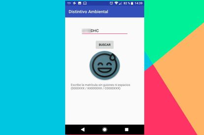 Una app para nuestro teléfono Android nos permite saber cuál es el distintivo ambiental de nuestro coche, si es que no lo hemos recibido aún por parte de la DGT o no nos hemos hecho con él en una oficina de correos. Una vez descargada la app, el proceso es muy sencillo, sólo debemos introducir la matrícula sin espacios en el campo requerido.