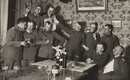 Oficiales alemanes cantan en una fiesta cerca del frente occidental en el verano de 1918.