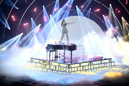 La cantante Emma Muscat, representante de Malta, subida al piano durante su interpretación.