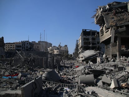 Destrucción en la franja de Gaza tras un ataque israelí, este viernes.