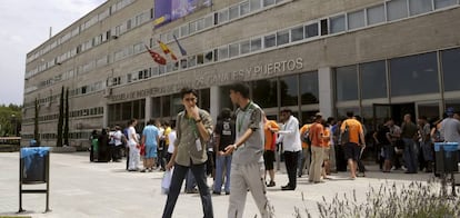 Un grupo de jóvenes participa en un acto celebrado en la Escuela de Ingenieros de Caminos, Canales y Puertos.