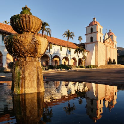 El exterior de la Misión de Santa Bárbara (California).