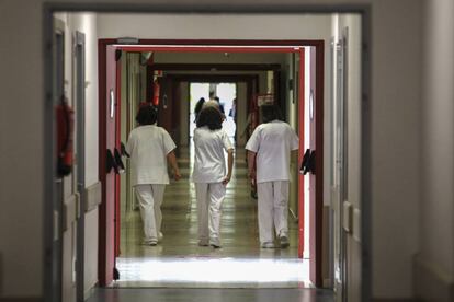 Personal sanitario, en el hospital Gregorio Mara&ntilde;&oacute;n la pasada semana. 