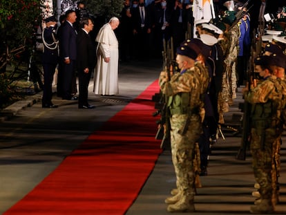 El Papa, recibido por el presidente de Chipre, Nikos Anastasiadis, este jueves en Nicosia.