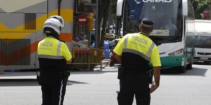 Dos guardias urbanos en Barcelona.