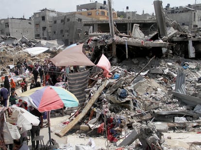 Palestinos compran mientras se preparan para la festividad del final del Ramadán , en el norte de Gaza, este martes 9 de abril.