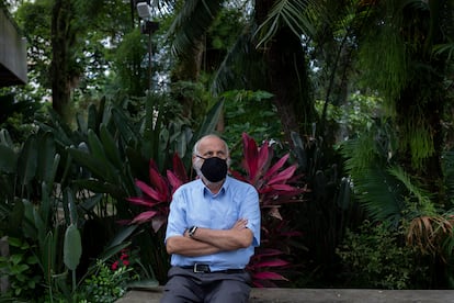 O médico epidemiologista José Cássio de Moraes em sua casa, em Santos, litoral de São Paulo.