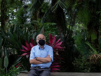 O médico epidemiologista José Cássio de Moraes em sua casa, em Santos, litoral de São Paulo.