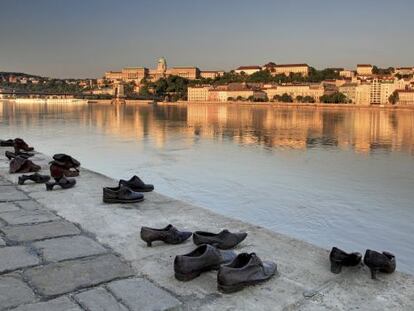 El monumento a las v&iacute;ctimas de los nazis h&uacute;ngaros en Budapest consiste en una serie de zapatos de la &eacute;poca fundidos en bronce e incrustados en el muelle del Danubio. 
 