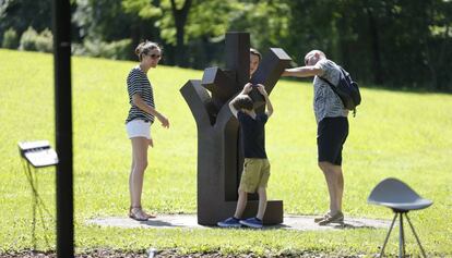 Unos turistas en el museo Chillida-Leku el pasado 26 de julio.