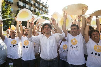 Carles Puigdemont (centro) participa en la marcha independentista de la Diada en Salt.