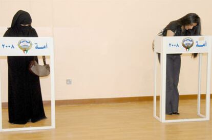 Dos mujeres kuwaitíes votan en las elecciones legislativas en Kuwait.