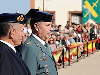 El teniente general Pedro Vázquez Jarava, a la derecha, en un acto celebrado en 2014 en Valdemoro (Madrid).