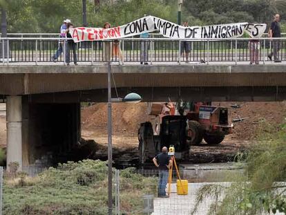 Una pancarta en el puente de Ademuz